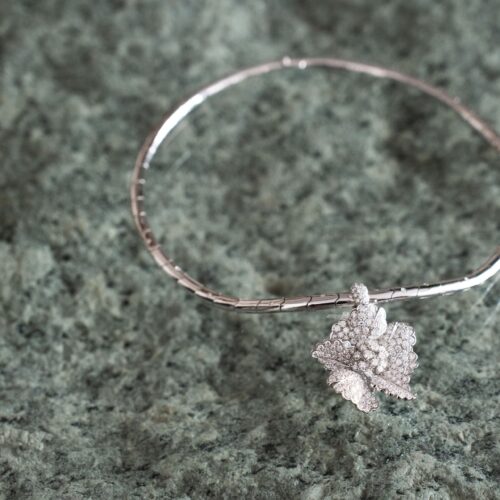 Collana in oro bianco con fiore centrale in diamanti